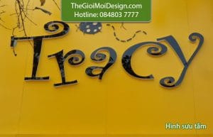 bảng hiệu màu vàng