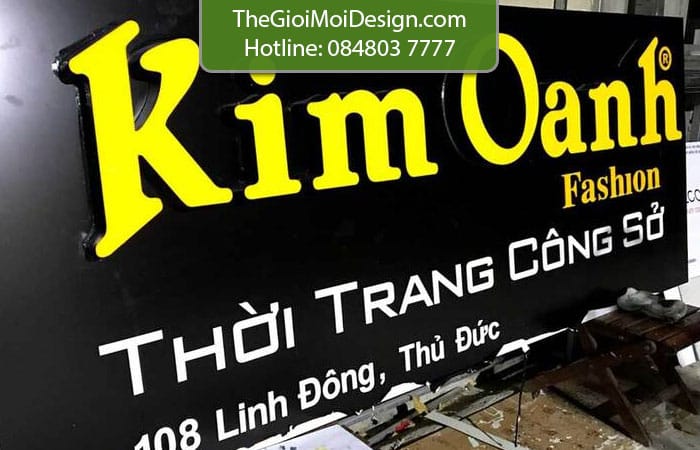 bảng hiệu nền đen chữ vàng